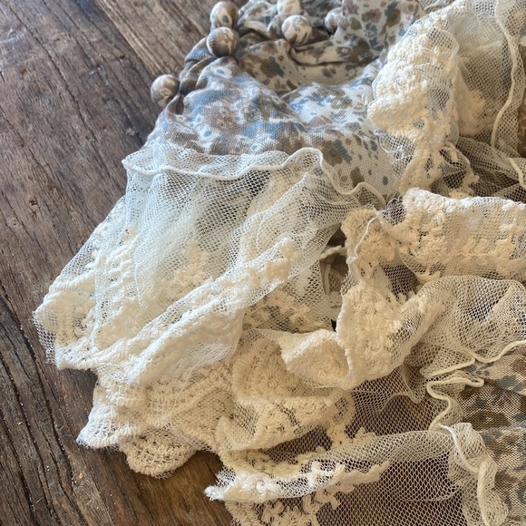 Vintage Style Lace detail Wrap - Picture 4 of 6